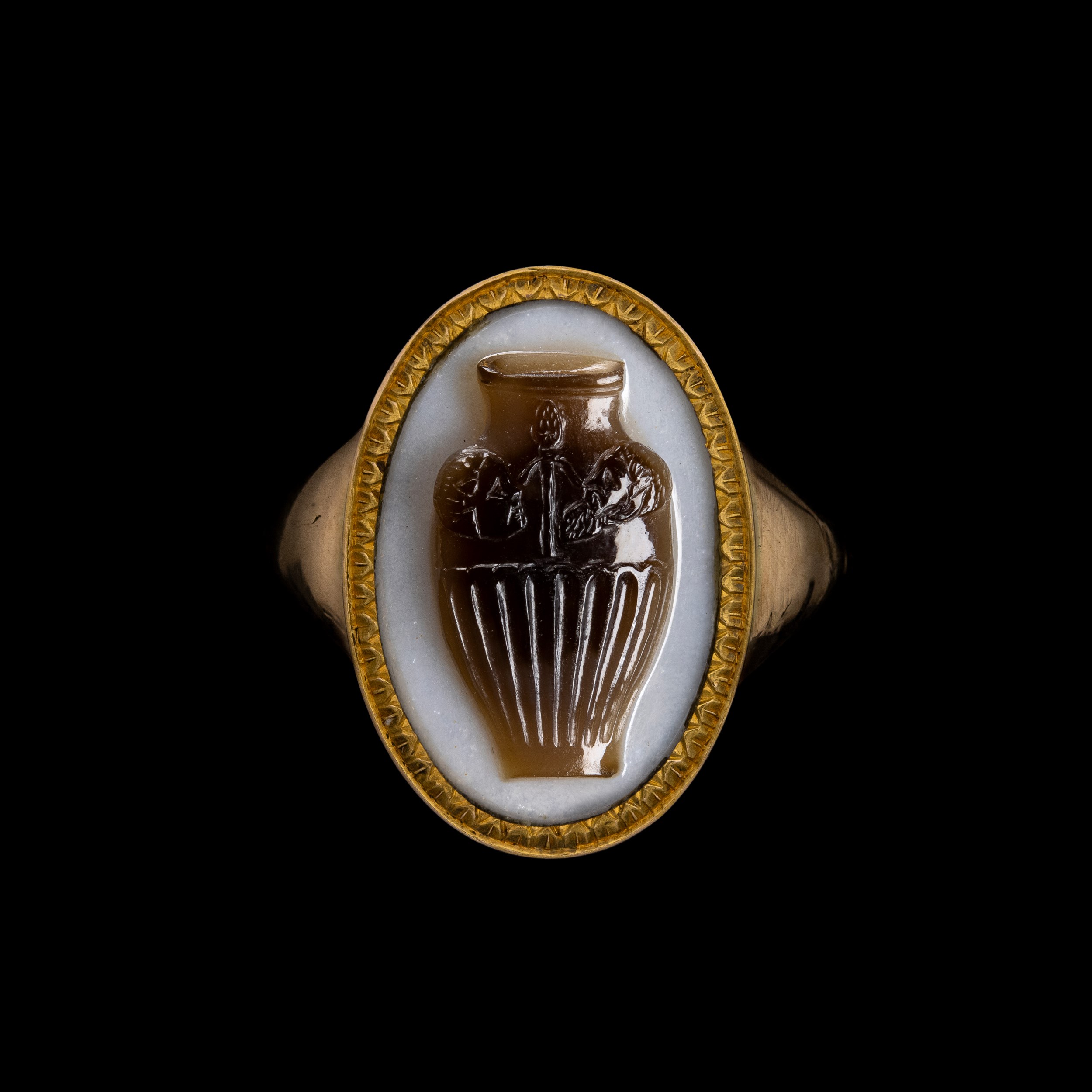 An exquisite Grand Tour gold ring set with a neoclassical sardonyx cameo. Vase. 